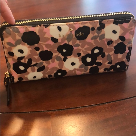 kate spade Handbags - BRAND NEW KATE SPADE large wallet. Never used.